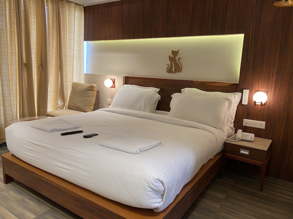Premium Room with Balcony - Photo 9
