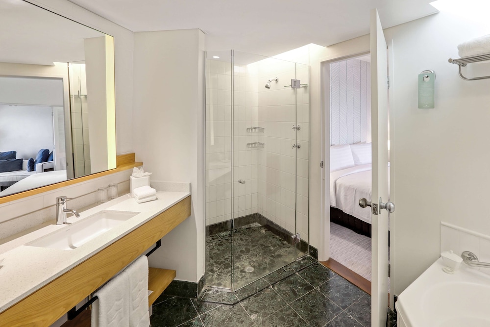 Executive Suite, City View thumbnail 6
