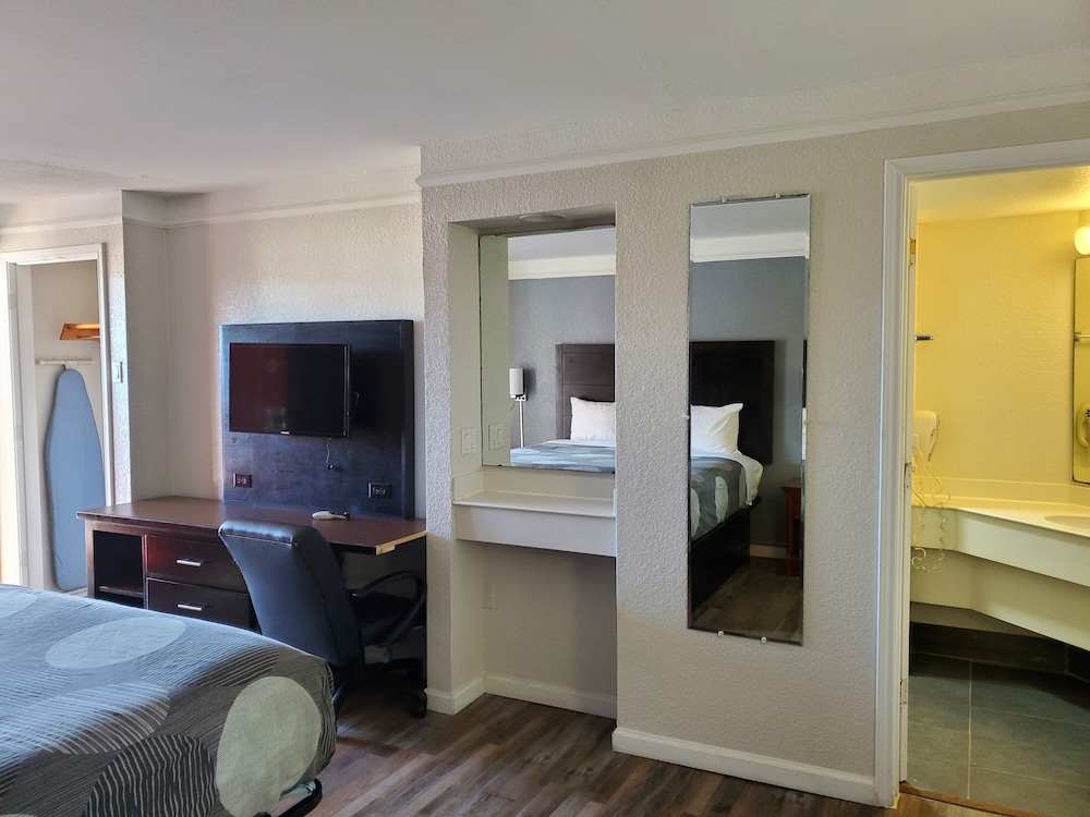 Deluxe Room, 1 King Bed, Smoking, Refrigerator & Microwave photo 3