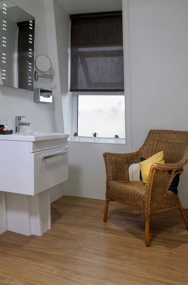 Superior Room, 1 Queen Bed, Non Smoking (Converts to 2 Twin Beds) - Photo 4