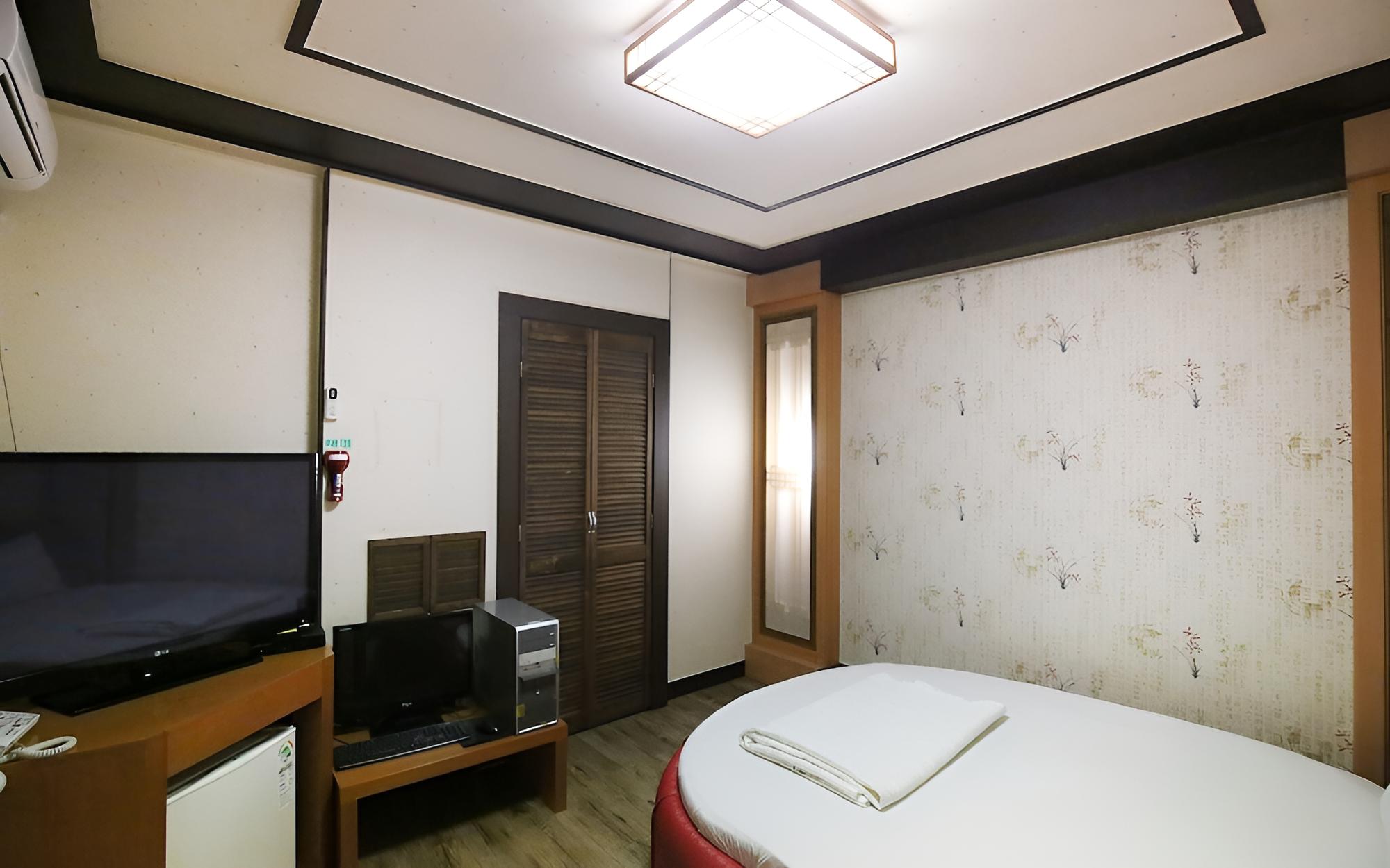 Room (Standard Room) - Photo 4