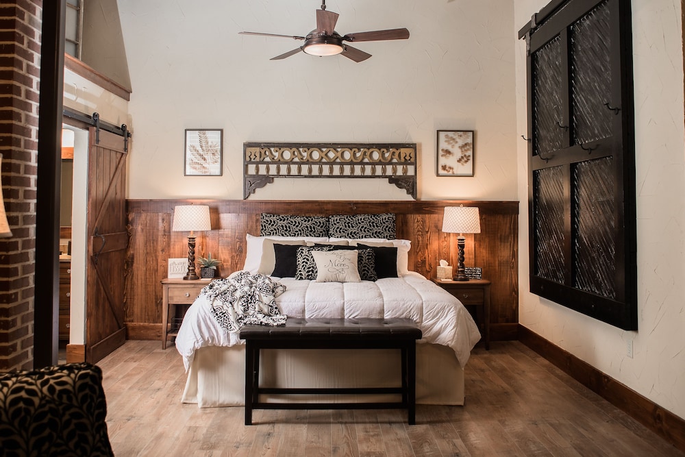 Honeymoon Suite, 1 King Bed, Accessible photo 1