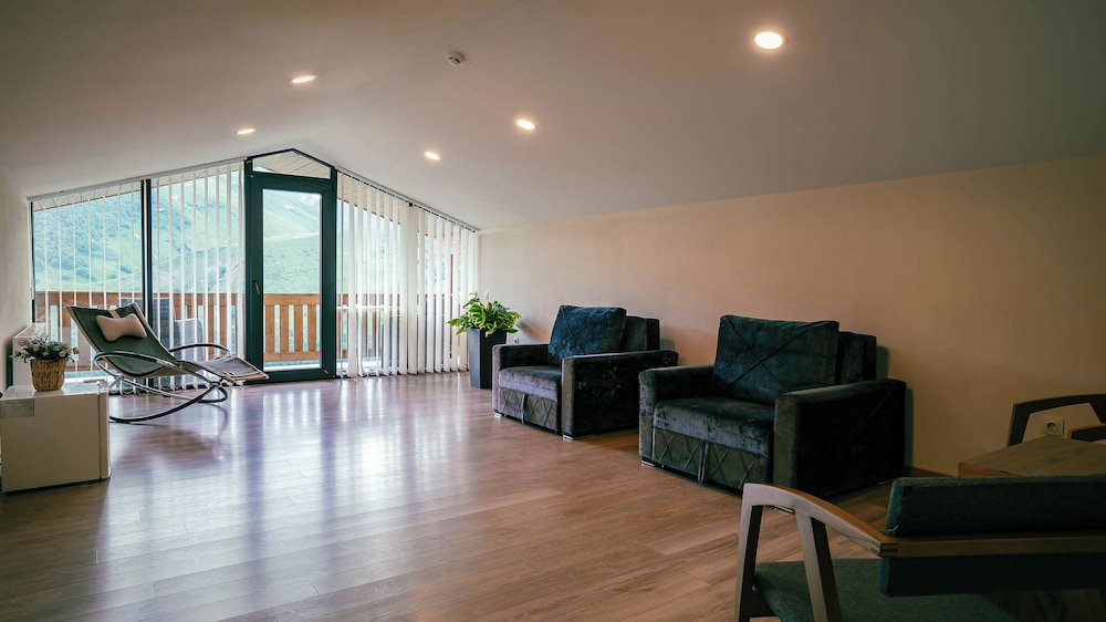 Suite - Photo 3