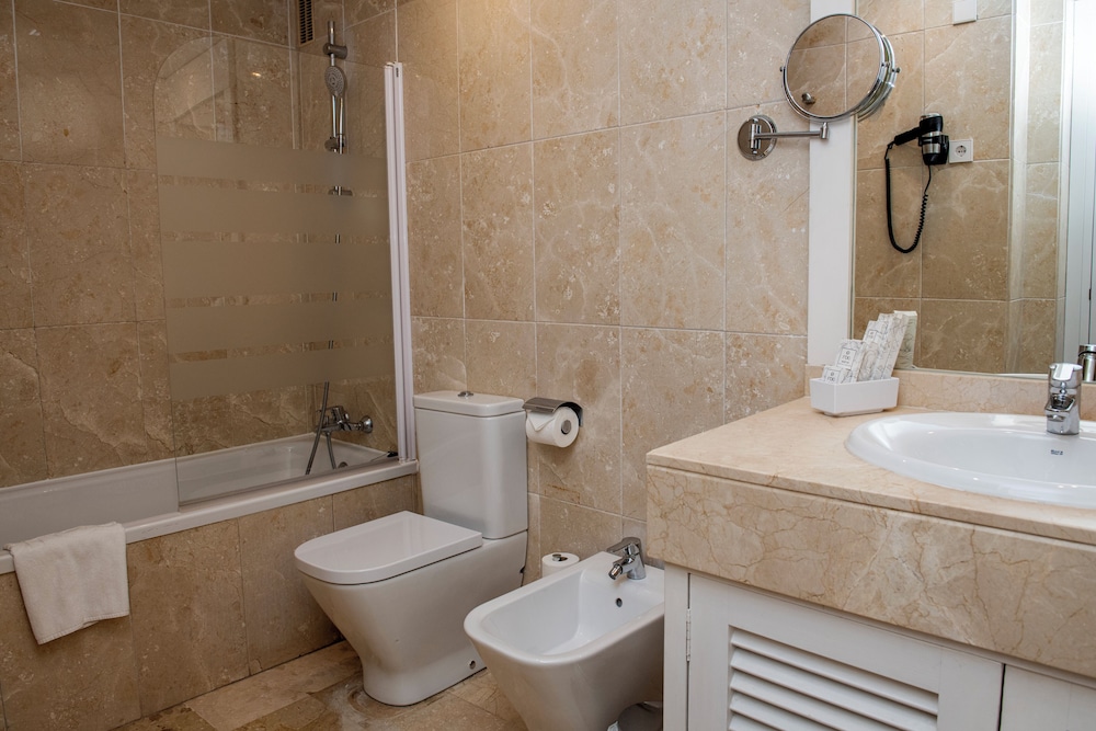 Deluxe Suite, 2 Bedrooms, Sea View (4 Adults + 1 Child) thumbnail 6