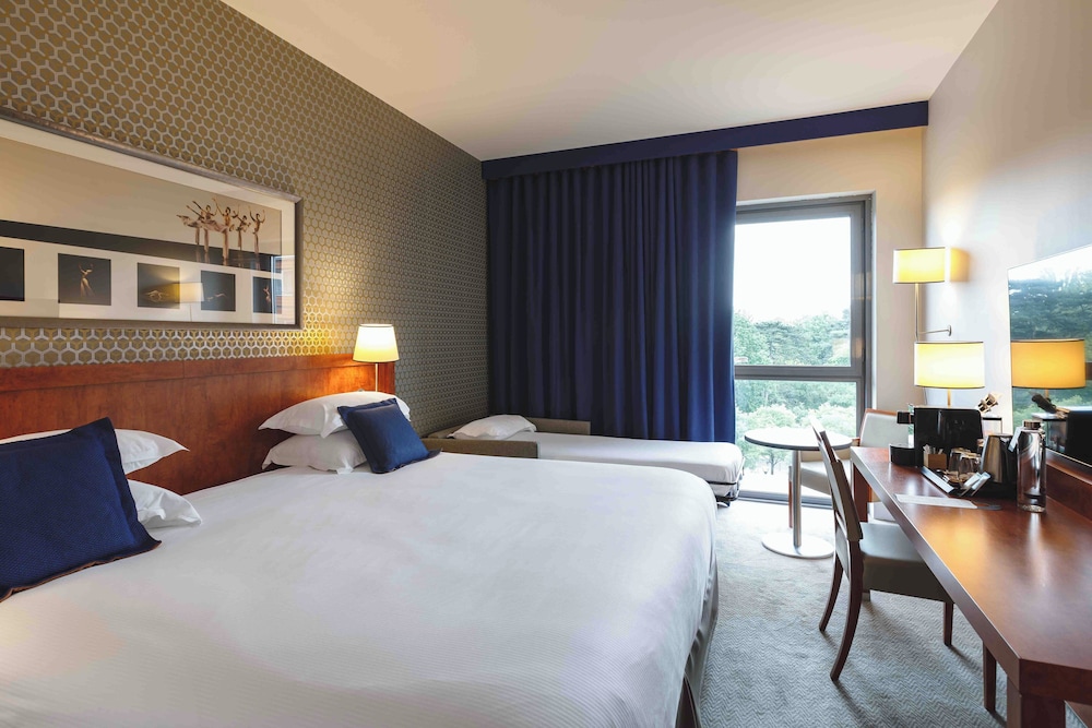 Premium Room, 1 Queen Bed with Sofa bed thumbnail 5