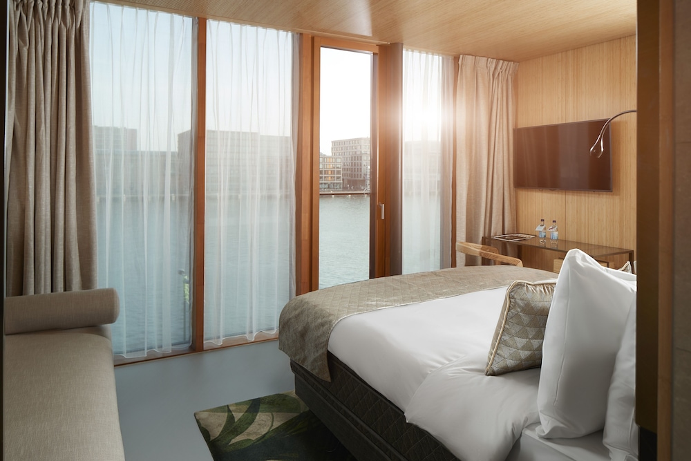 Junior Suite with Bath - Photo 3