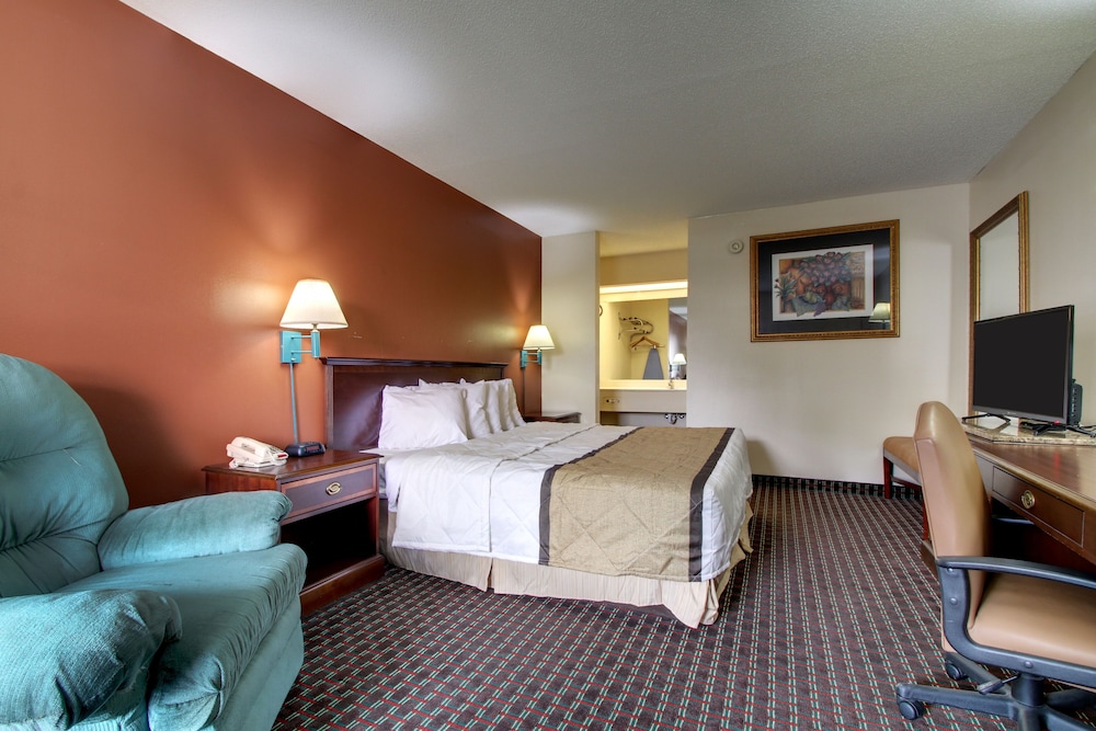 Basic Room, 1 King Bed, Smoking photo 1