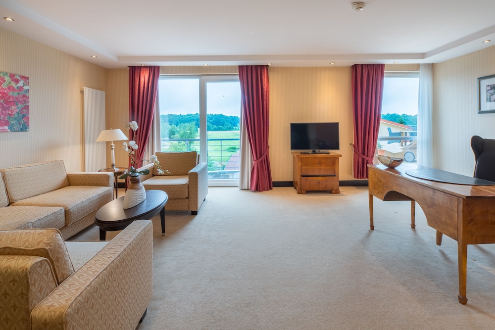 Suite, 1 King Bed - Photo 1