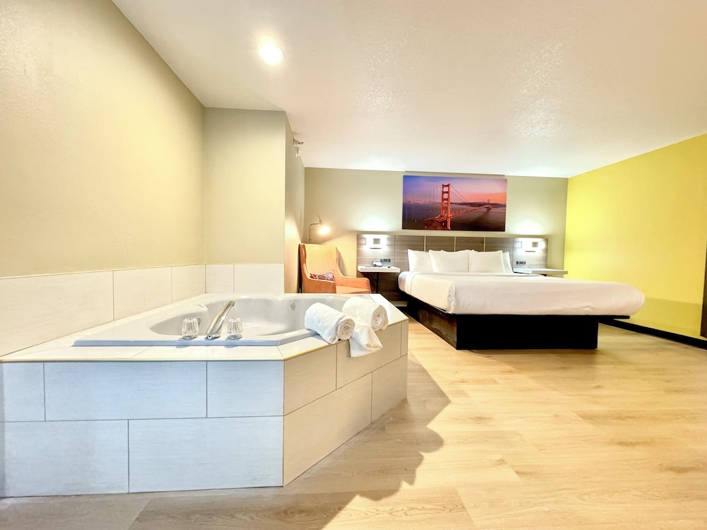 Business Suite, 1 King Bed, Non Smoking, Jetted Tub - Photo 3