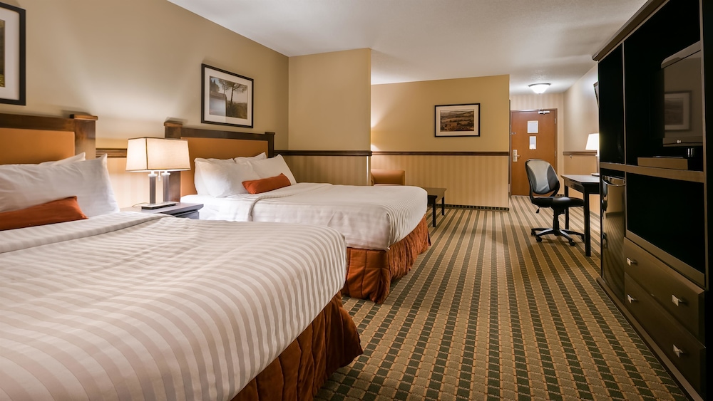 Suite, 2 Queen Beds, Non Smoking, Refrigerator & Microwave (Third bed is a Sofabed) photo 1