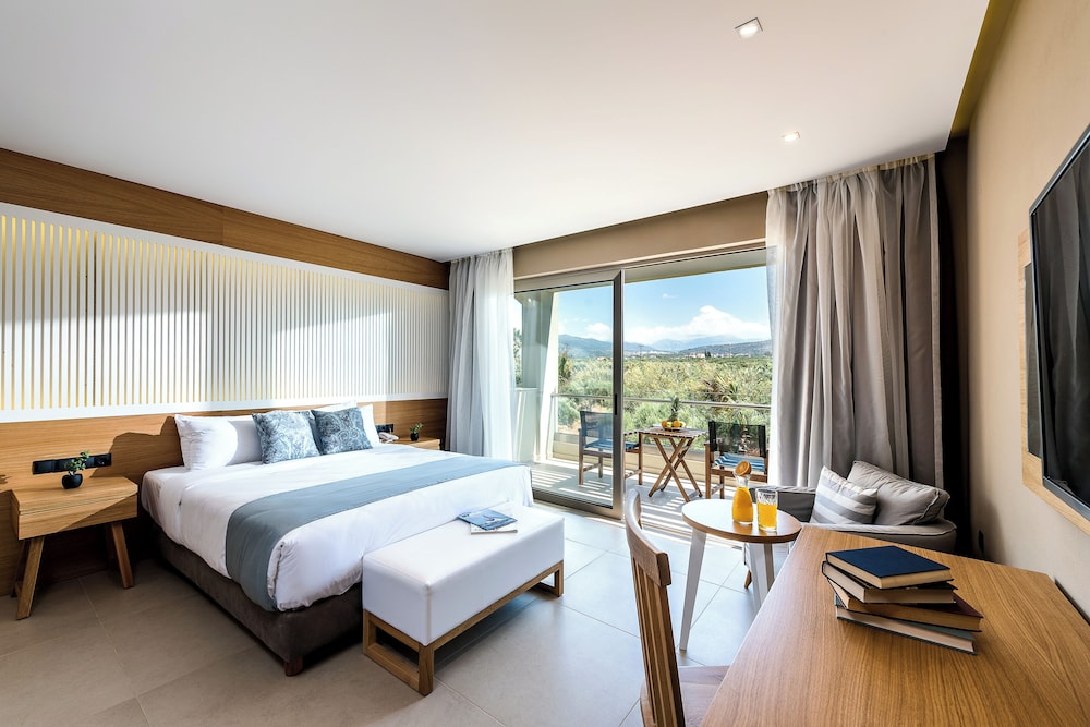 Family Suite, Jetted Tub, Pool View photo 3