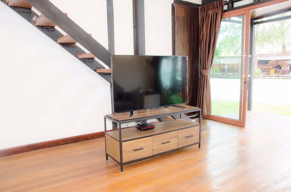 2 Stories Bungalow photo 3