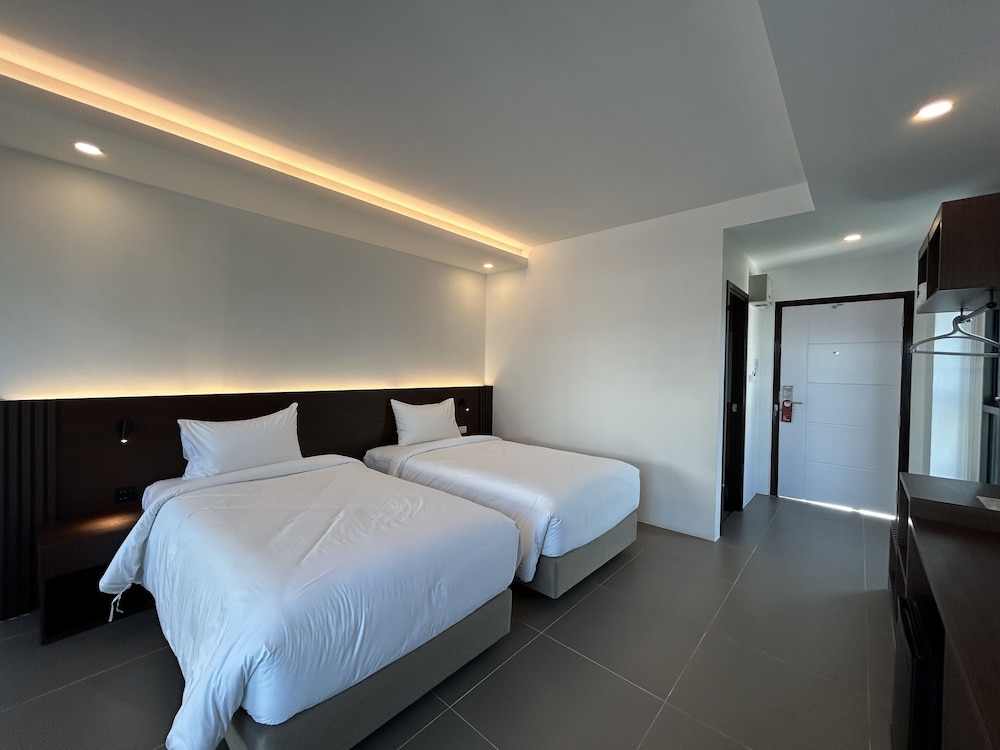 Room, Multiple Beds, Non Smoking - Photo 7