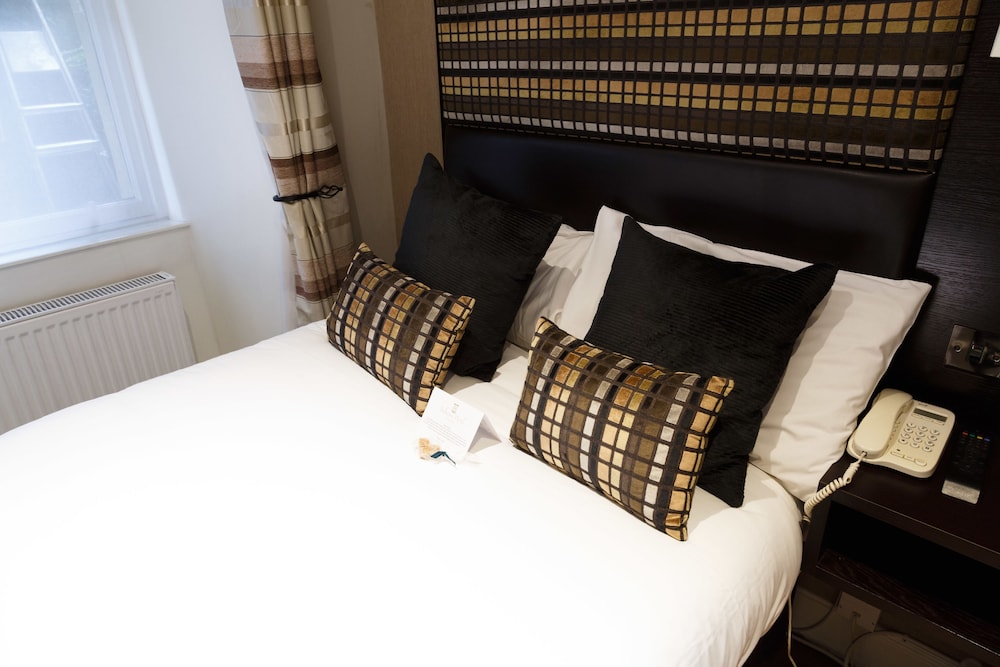 Standard Single | Large Single Bed | Ensuite photo 2