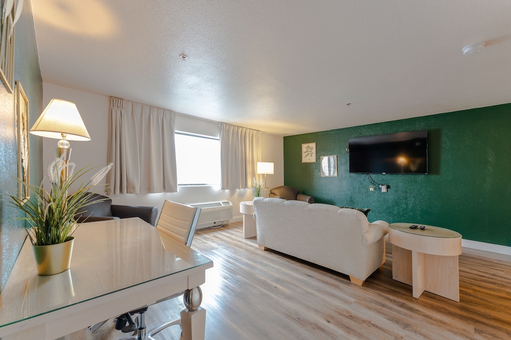 Deluxe Suite (Non Smoking) - Photo 3