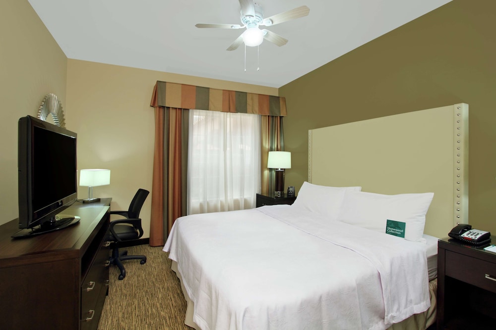 Suite, 1 King Bed, Accessible, Bathtub photo 3
