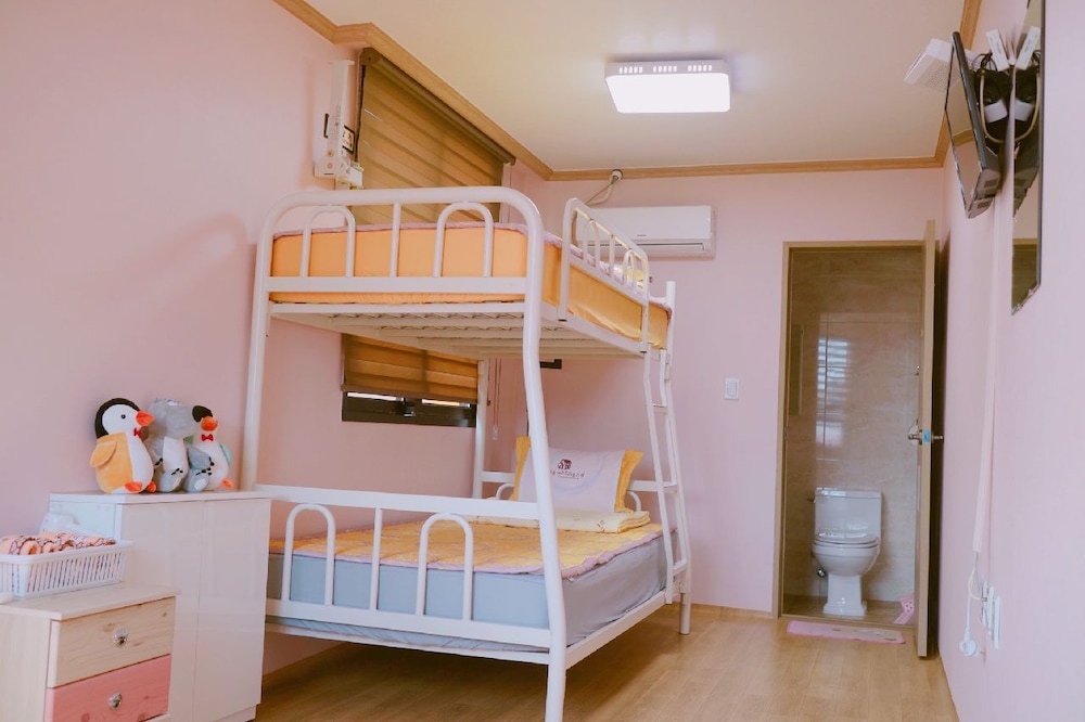 Twin Room (1 Bunk Bed) photo 1