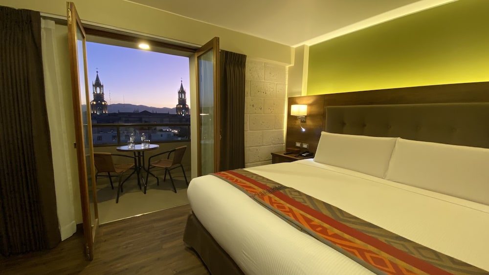 Deluxe Room, 1 King Bed, Balcony, City View