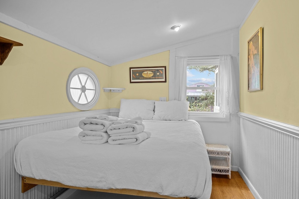 House, 2 Bedrooms photo 2