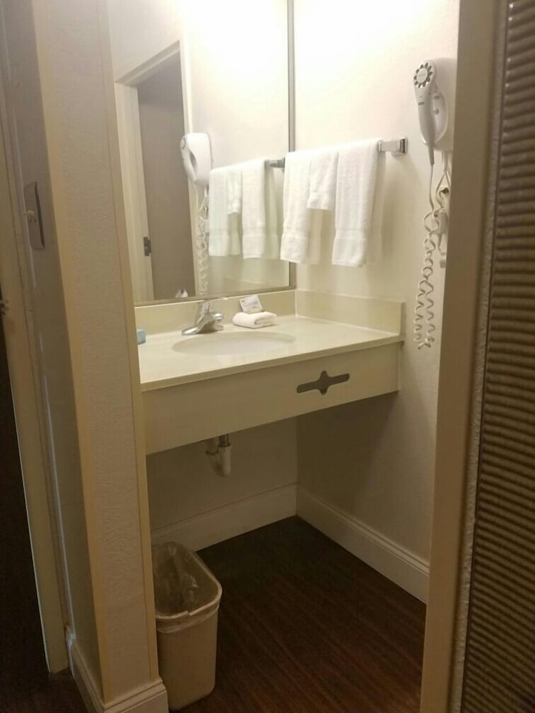 Suite, 1 King Bed - Photo 8