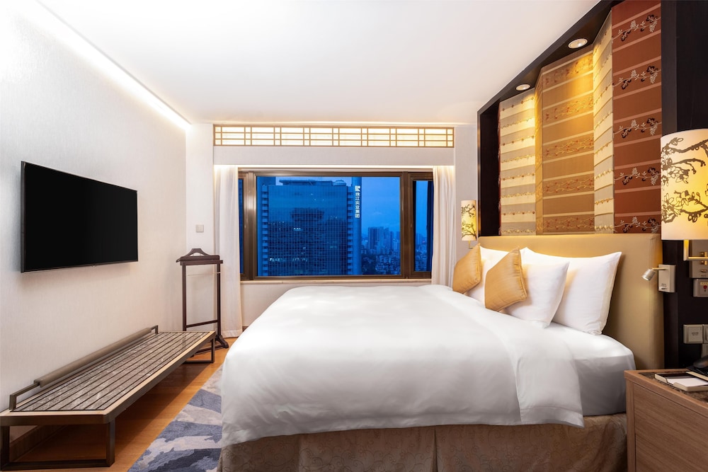 Garden King Bed Executive Suite - Photo 3