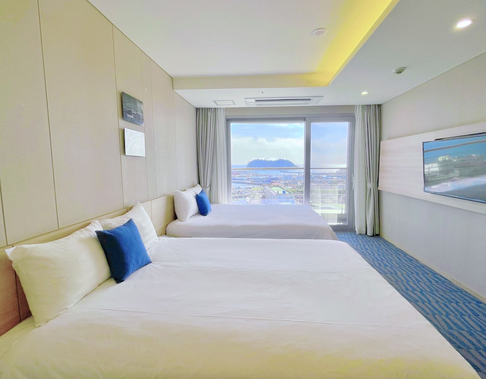 [Wine Pkg] Executive Room + 1 Red Wine + 2 Wine Glasses photo 2