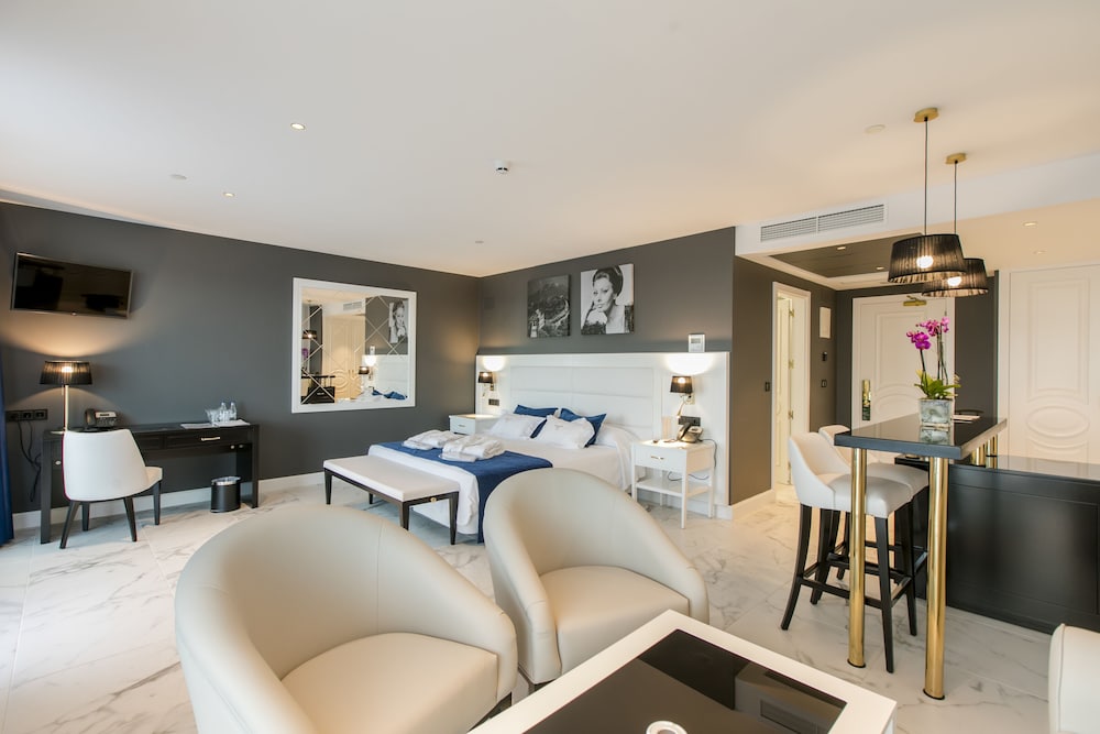 Superior Quadruple Room (2+2)