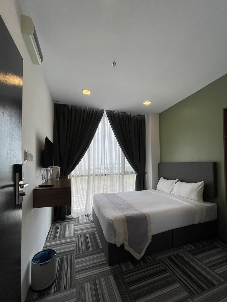 Deluxe Queen Tower View - Photo 2