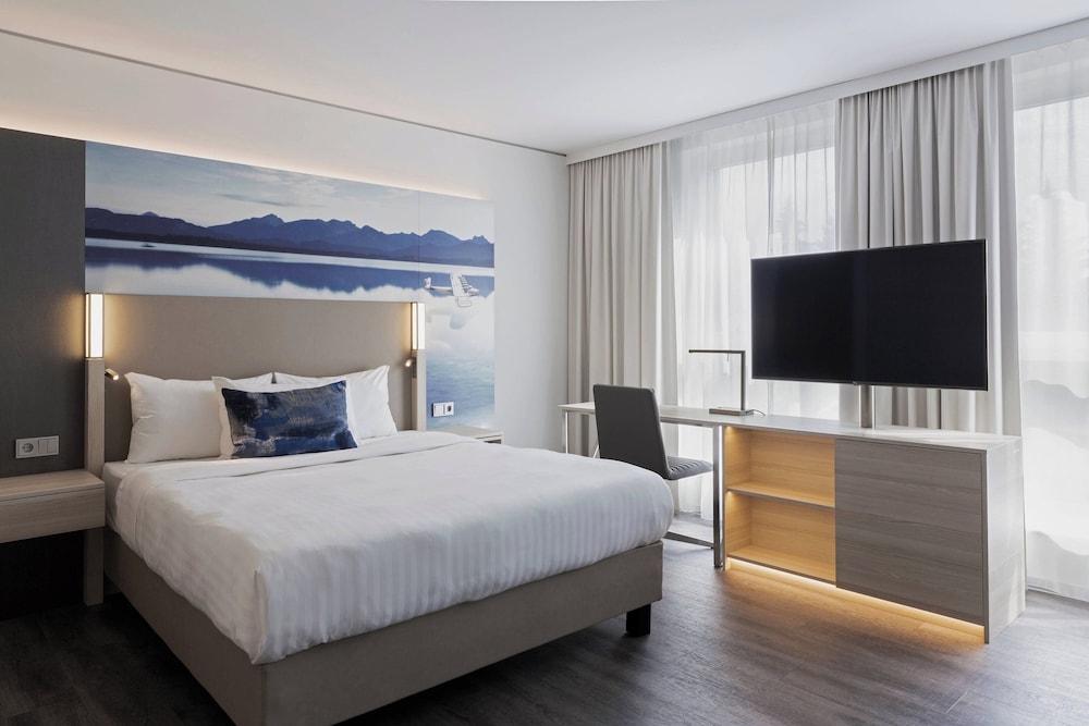 Studio, 1 Queen Bed with Sofa bed