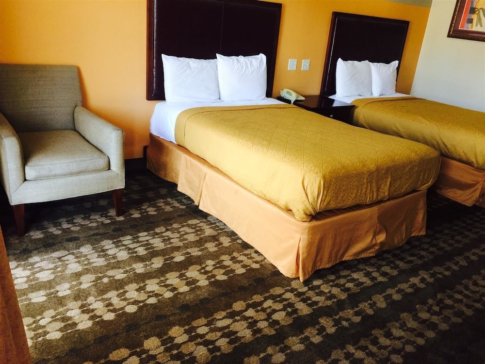 Room, 2 Queen Beds, Smoking photo 1