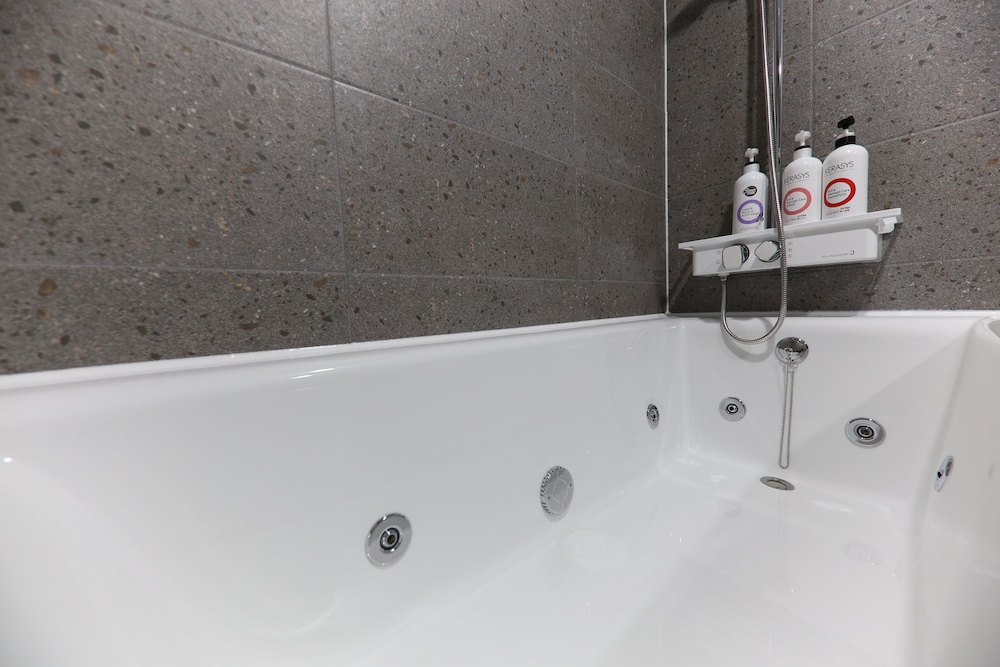 Deluxe Twin Room, Jetted Tub - Photo 3