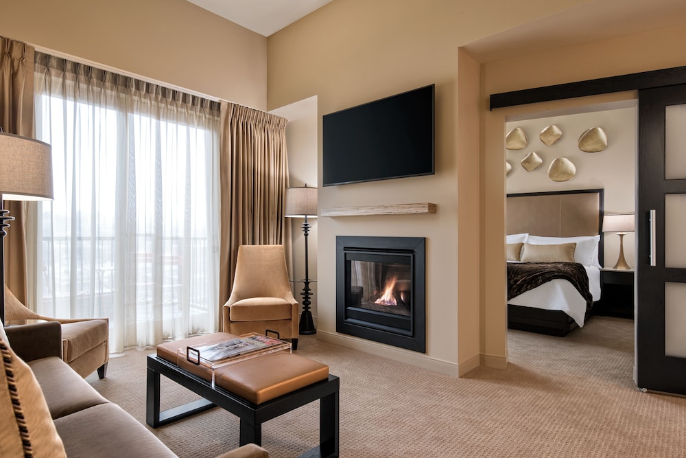 Superior Suite, 1 King Bed, City View