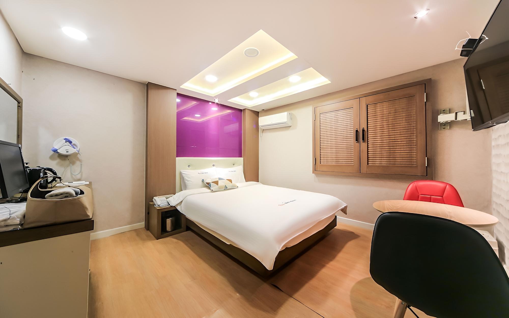 Room (Common Room Bathtub)