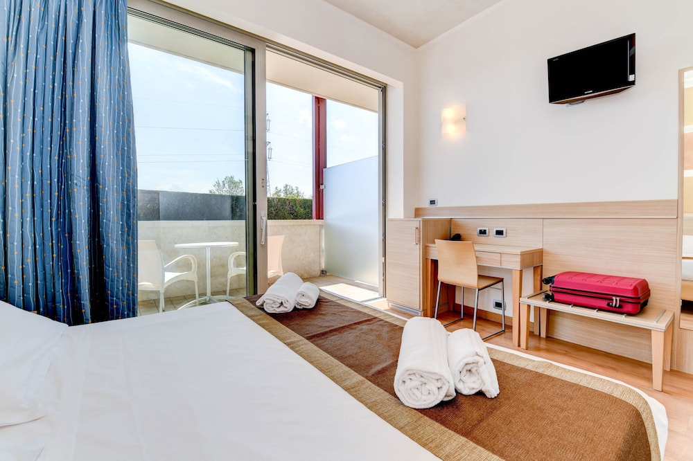 Classic Double or Twin Room - Photo 14