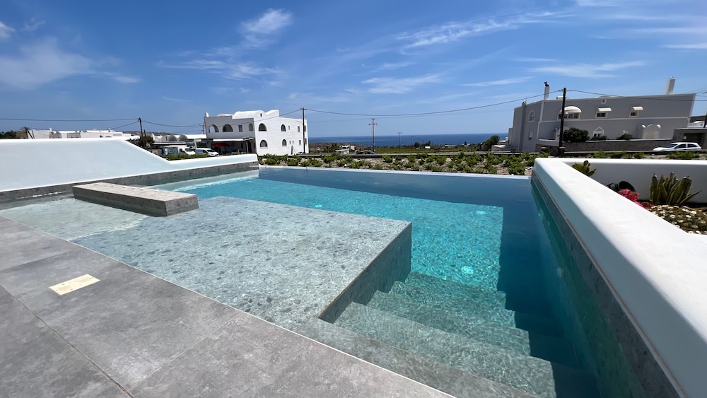 Honeymoon Suite with Private Pool & Jetted Tub
