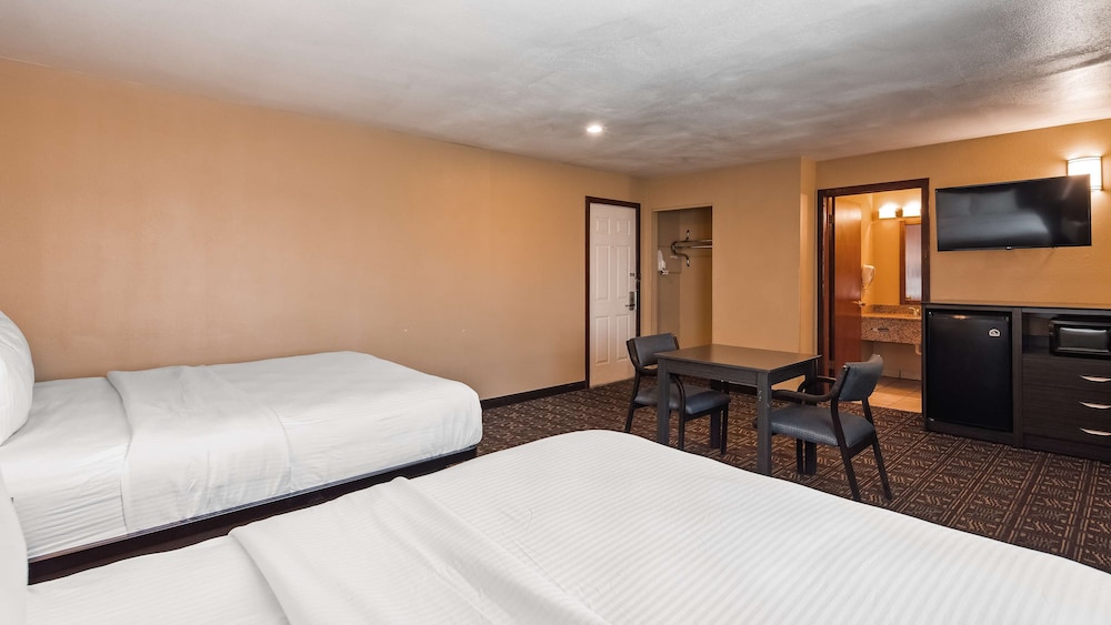 Standard Room, 2 Queen Beds, Non Smoking (No Pets in room type) photo 2