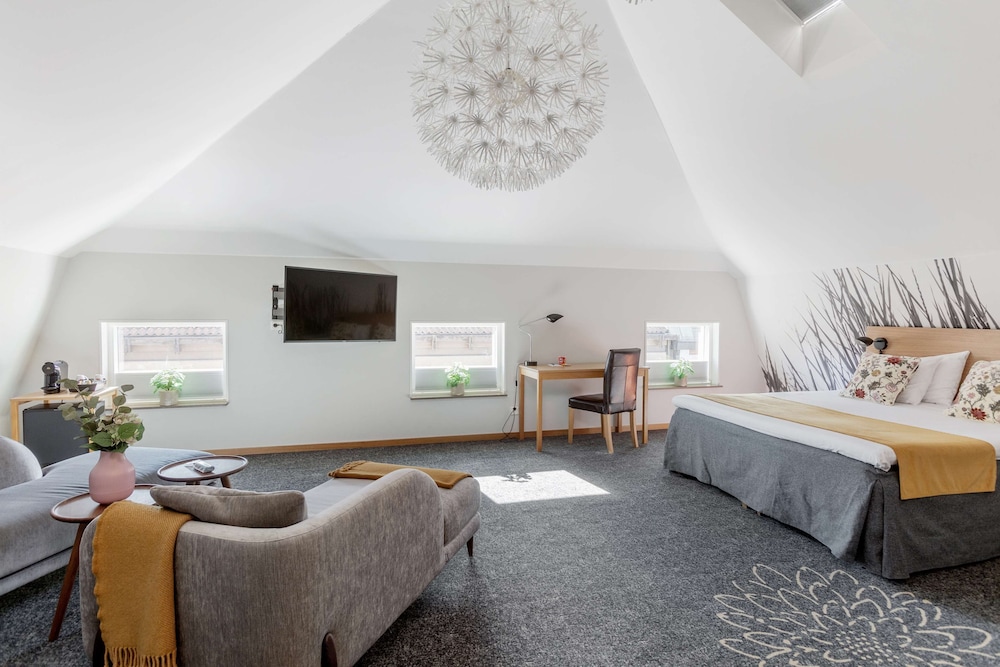 Junior Suite, 1 Double Bed, Non Smoking - Photo 10