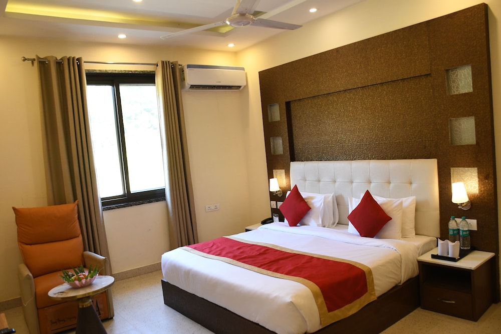 Standard Room, 1 King Bed photo 1