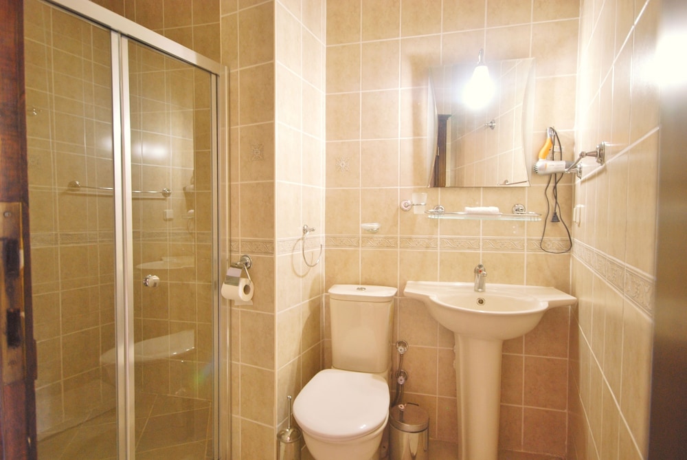 Standard Double or Twin Room - Photo 5
