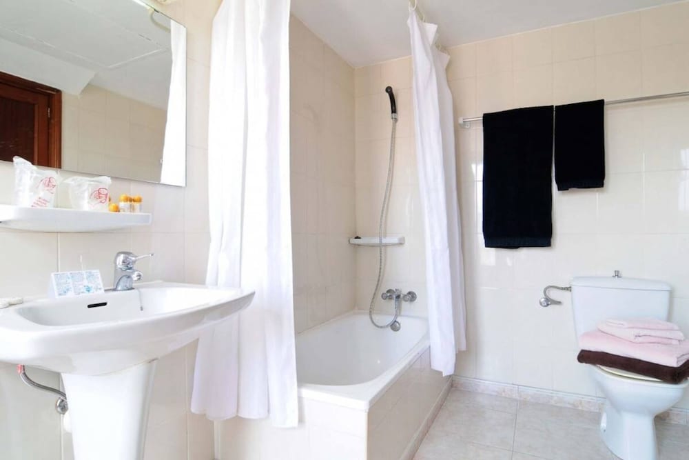 Standard Double Room - Photo 8