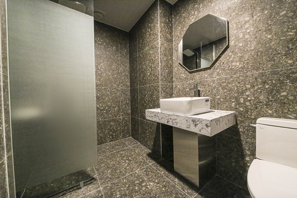 Prestige Table / Free Ramyeon, Table, Styler, Netflix, Free Laundry & Dry, Free Amenities - Photo 6