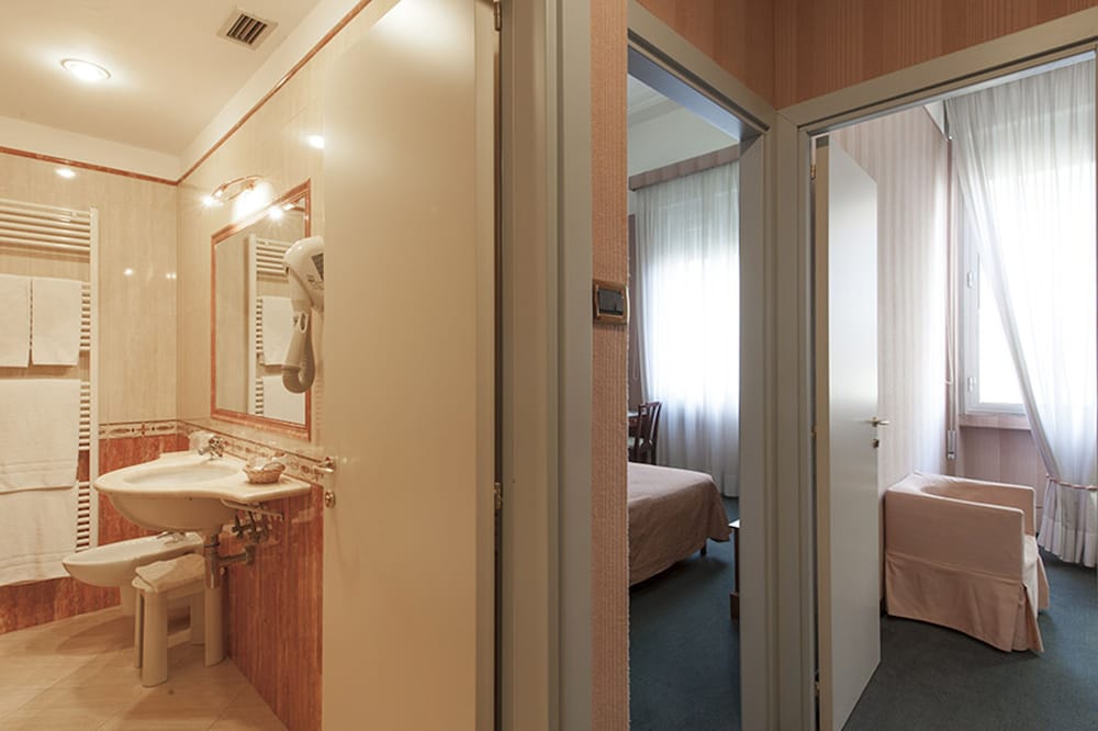 Standard Double or Twin Room - Photo 5