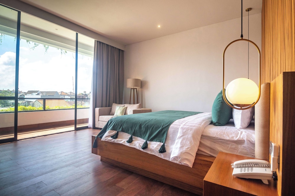 Superior Room, 1 King Bed, Non Smoking, Private Bathroom