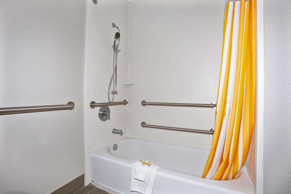 Room, 1 King Bed, Accessible, Non Smoking (Mob,Hear,Tub w/Grab Bars,Countryside)
