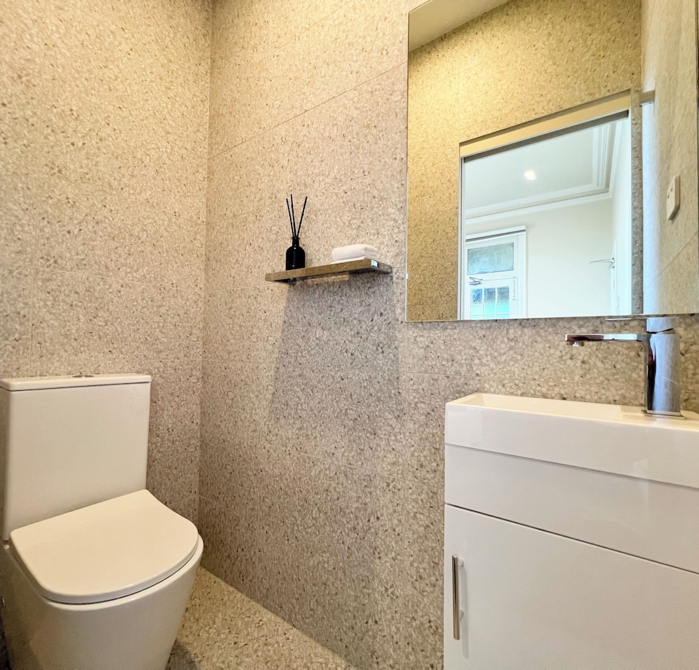 Queen Ensuite with Balcony photo 2