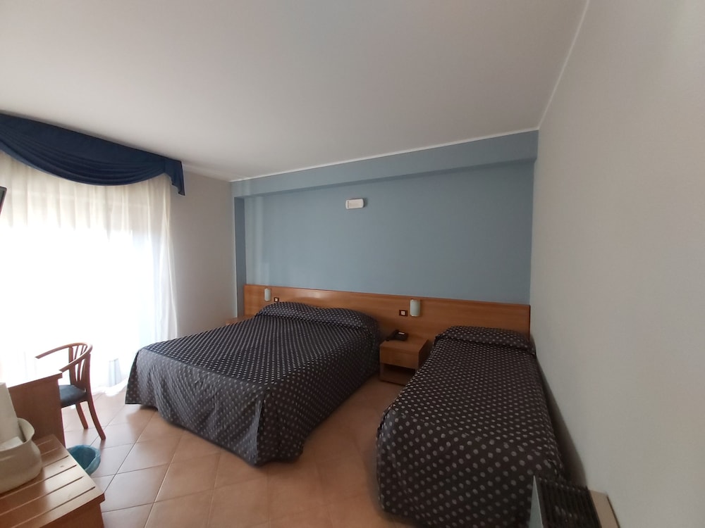 Standard Triple Room photo 3