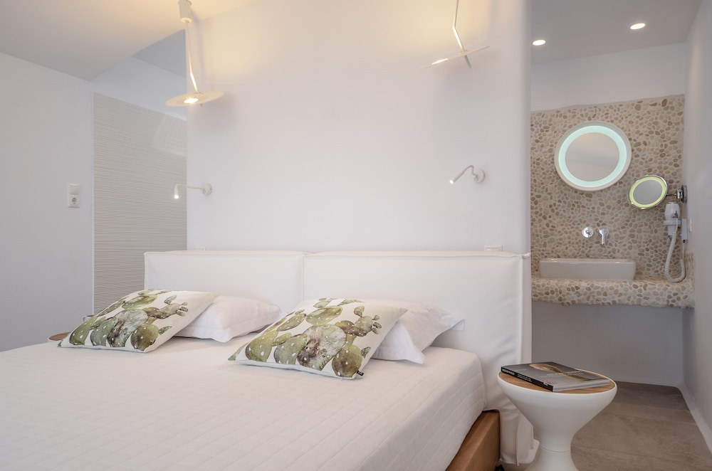 Junior Suite, 1 King Bed, Sea View, Ground Floor photo 3