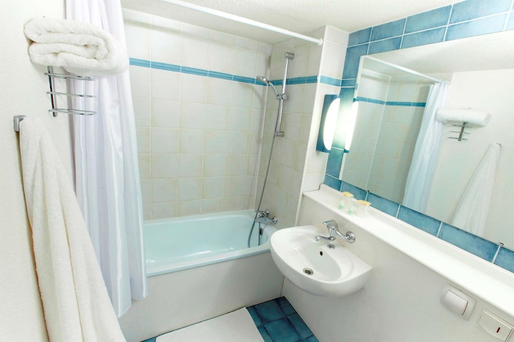 Standard Room, 2 Twin Beds - Photo 3