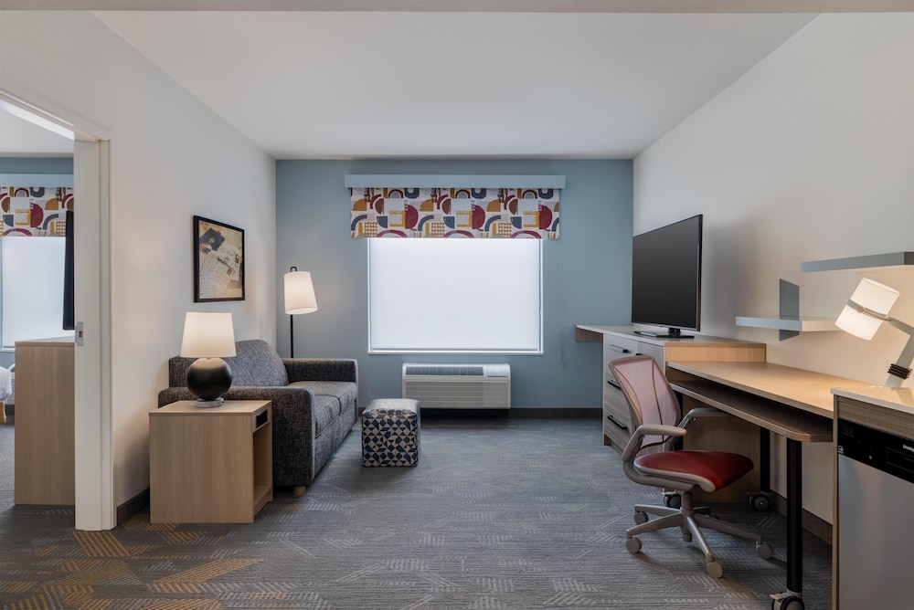Suite, 1 King Bed, Accessible photo 2