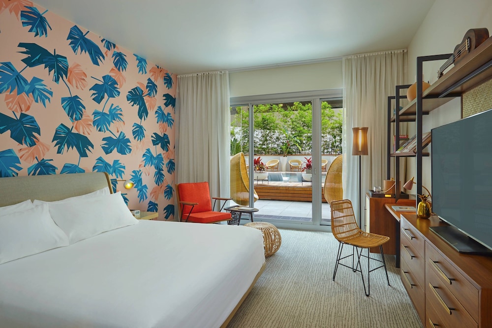 Room, 1 King Bed, Poolside